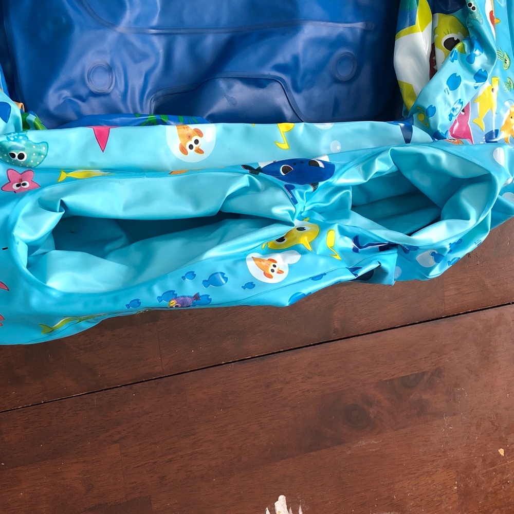 🥧 Baby Shark Inflatable Tub - Picture 5 of 9